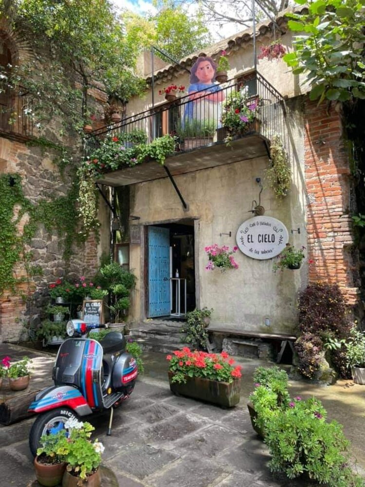 Se encuentran restaurantes que ofrecen comida internacional.