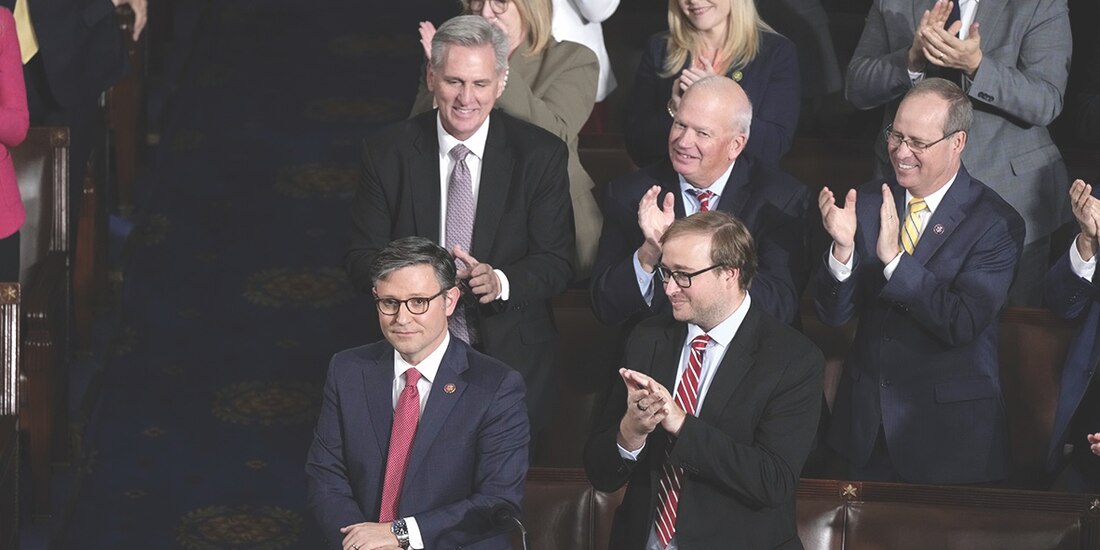 Republicanos ovacionan a Mike Johnson, tras ser elegido como líder de la Cámara baja, ayer.