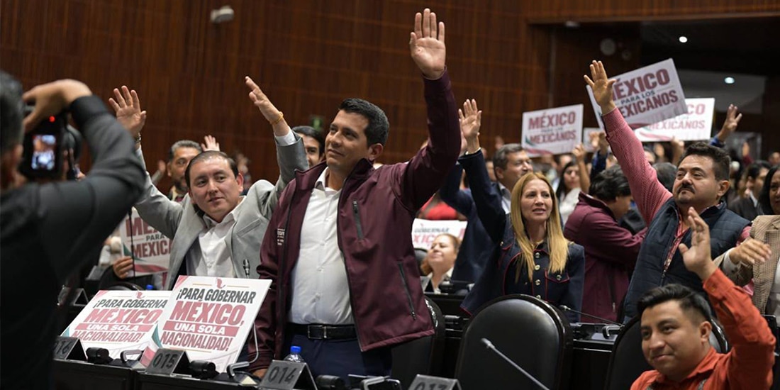 Diputados y diputadas de Morena votaron en favor de la ley que prohíbe la doble nacionalidad para ocupar cargos como titular del Ejecutivo Federal, gubernaturas o la Jefatura de la Ciudad de México