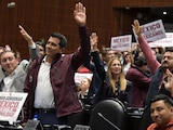 Diputados y diputadas de Morena votaron en favor de la ley que prohíbe la doble nacionalidad para ocupar cargos como titular del Ejecutivo Federal, gubernaturas o la Jefatura de la Ciudad de México