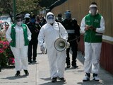 Personal de la brigada de Salud del Gobierno capitalino en inmediaciones del Hospital General de México, ayer.
