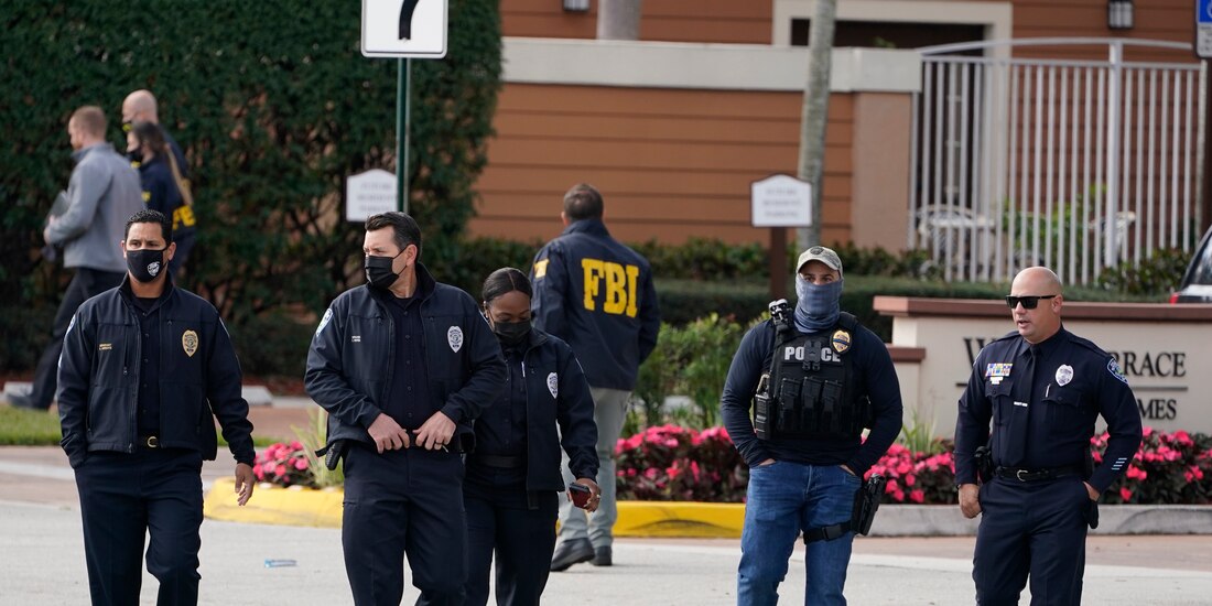 Policías acuden al sitio de un tiroteo en Sunrise, Florida, el 2 de febrero del 2021.