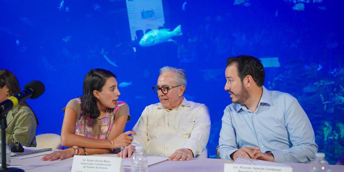 Al centro el Gobernador de Sinaloa.