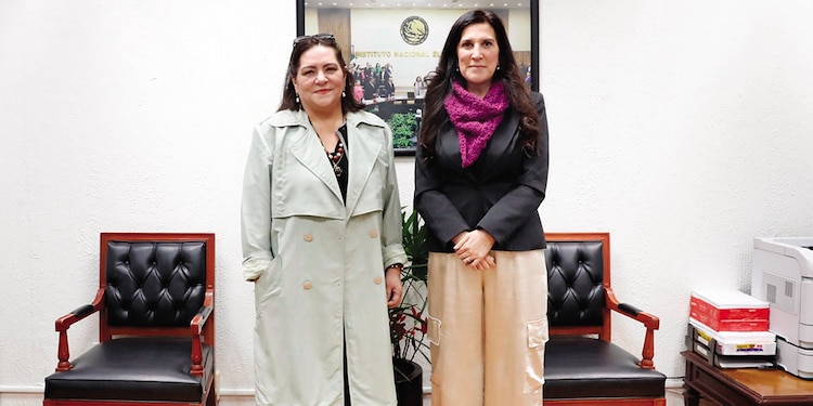 La presidenta de la mesa directiva de San Lázaro, Kenia López Rabadán (der.), se reunió ayer con la consejera presidenta, Guadalupe Taddei Zavala.