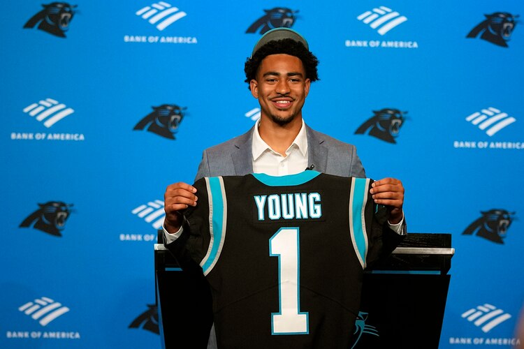 El mariscal de campo número uno de los Carolina Panthers, Bryce Young, posa con su camiseta