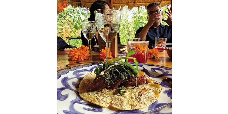 Un exquisito taco de chorizo de Costa Rica.