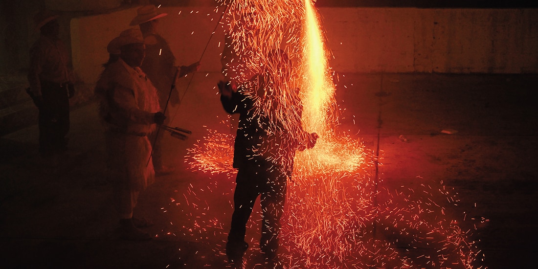 Jóvenes participan en la quema de toritos como parte de las festividades nocturnas por el Día de San Juan Bautista de pirotecnia en la comunidad de Las Ollas, Chiapas, el 25 de junio.