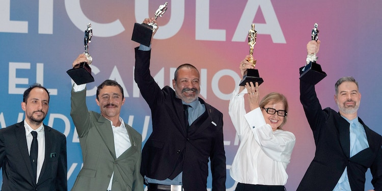El director David Pablos, actores y equipo de producción de la cinta En el camino.