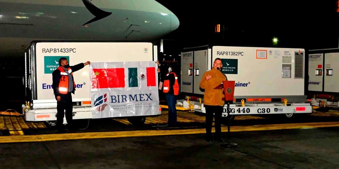 La madrugada de este jueves llegaron al Aeropuerto Internacional de la Ciudad de México (AICM), un millón de vacunas contra Covid-19, con lo que suman cuatro millones de dosis recibidas de la farmacéutica Sinovac. Se espera la llegada de tres millones de dosis más durante abril.