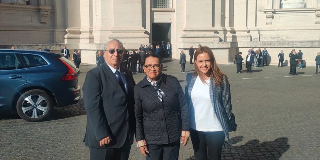 Al centro, Rosa Icela Rodríguez; a la izquierda, el embajador Alberto Barranco; a la derecha, la diputada Clara Luz Flores.