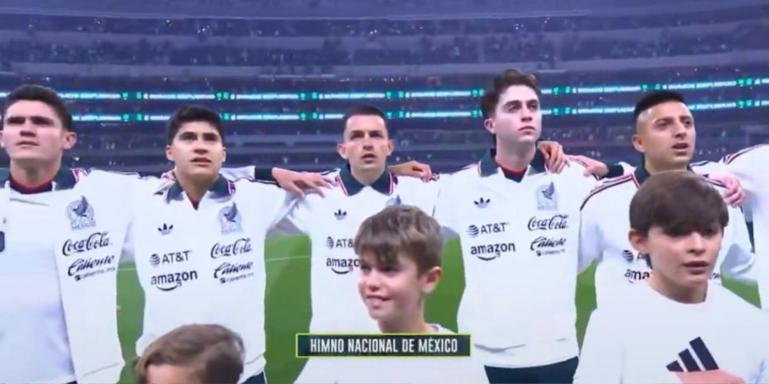 Álvaro Fidalgo entonando el Himno Nacional Mexicano.
