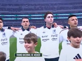 Álvaro Fidalgo entonando el Himno Nacional Mexicano.