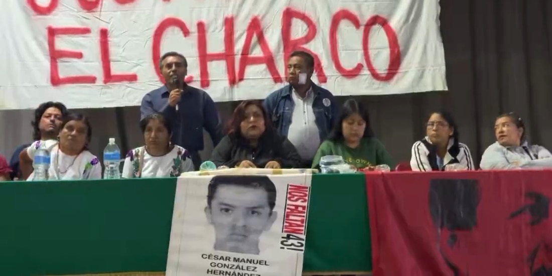 Integrantes de la CNTE en asamblea.