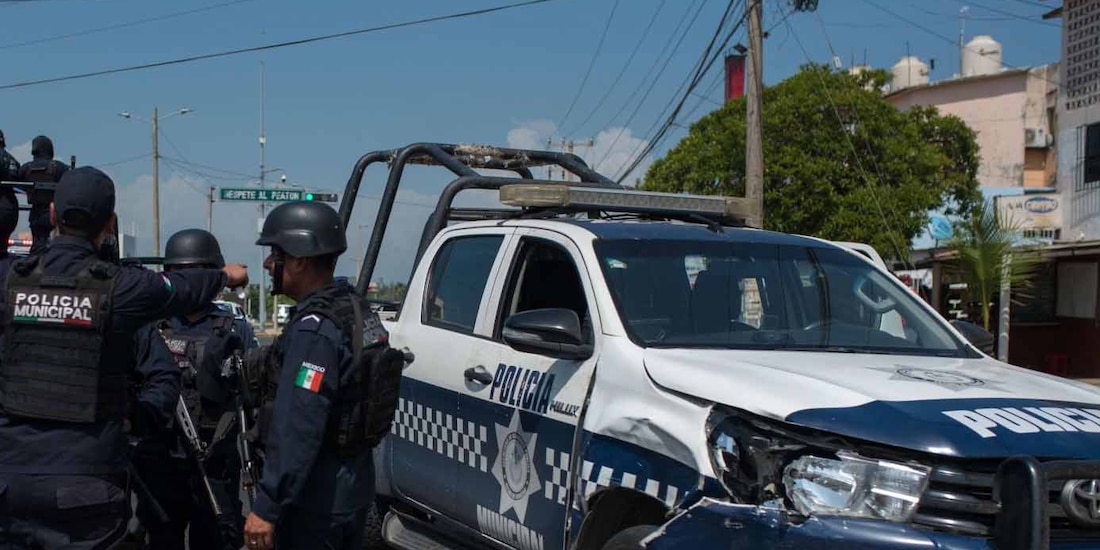 Elementos de la Policía implementan un operativo de persecución tras un ataque.