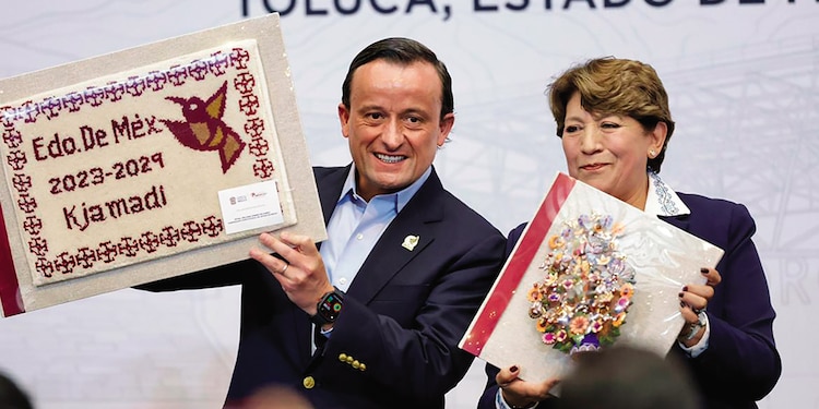 La Gobernadora del Edomex, Delfina Gómez, y Mikel Arriola, ayer, en el convenio.