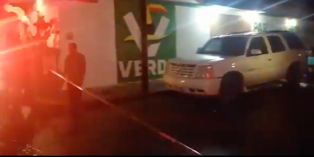 Casa de campaña es resguardada por elementos de la Policía local.