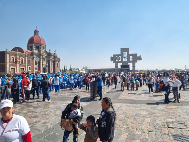 Familias completas arribaron desde temprano para celebrar el 491 aniversario de la aparición de la Virgen.