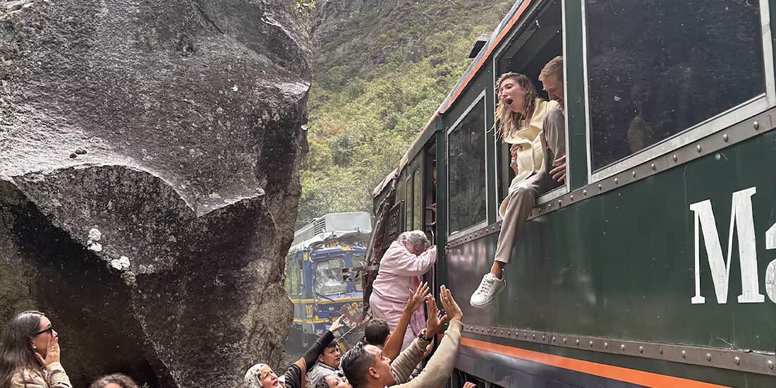 PERSONAS evacúan un vagón tras el choque de ayer.