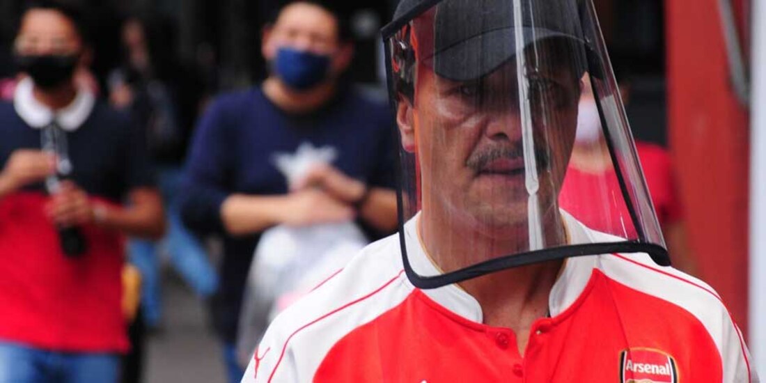 Aunque en 20 entidades del país el semáforo epidemiológico se encuentra en color verde, muchas personas no se confían y utilizan cubrebocas y caretas para protegerse del COVID-19