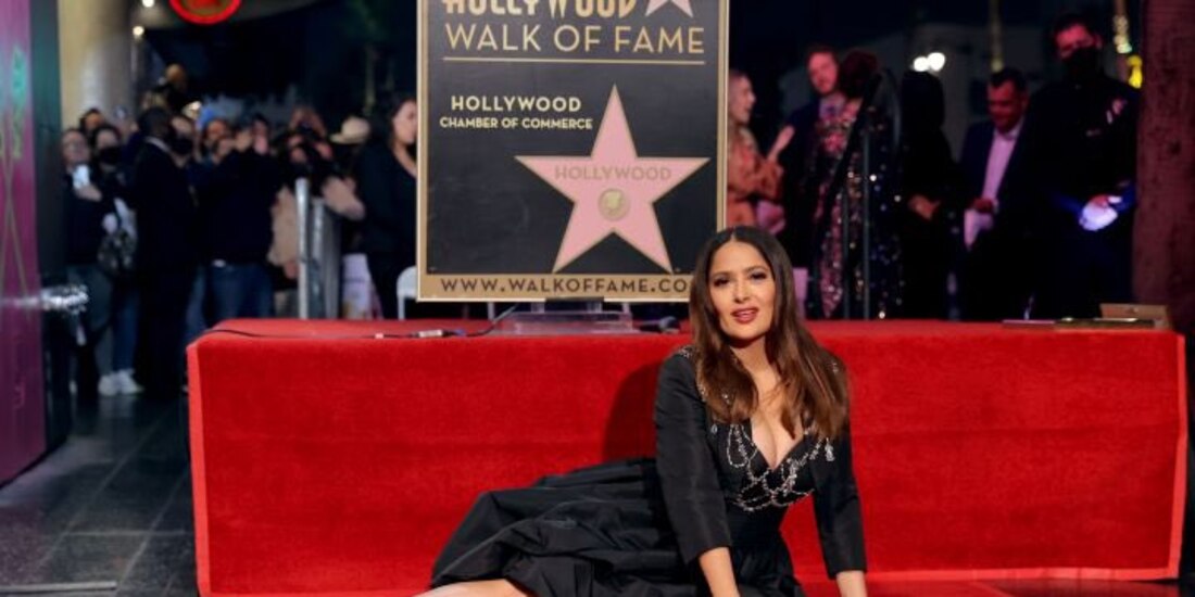 Salma Hayek devela su estrella en el Paseo de la Fama de Hollywood
