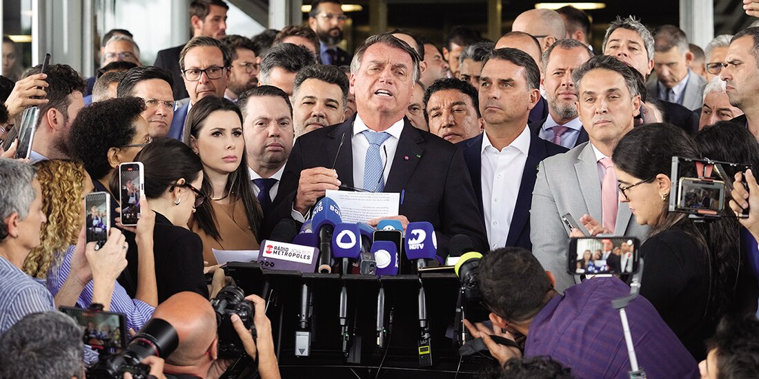 El expresidente de Brasil, Jair Bolsonaro, ayer, afuera del Congreso de Brasilia.