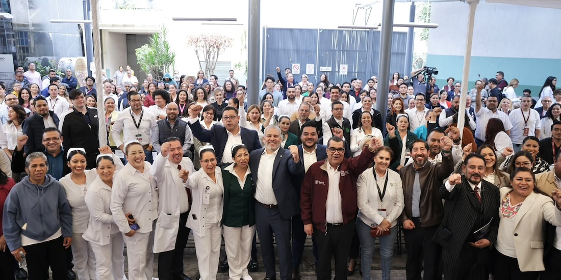 Alfredo Ramírez Bedolla con personal de salud estatal.