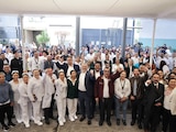 Alfredo Ramírez Bedolla con personal de salud estatal.