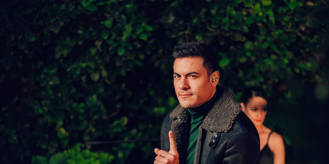 Carlos Rivera canta en unos XV años en Mazatlán