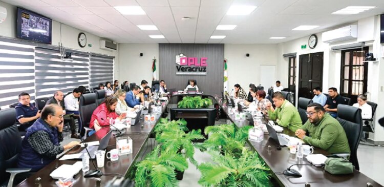 Los integrantes del Consejo General del Organismo Público Local Electoral de Veracruz, al iniciar la sesión permanente de vigilancia de los cómputos, ayer.
