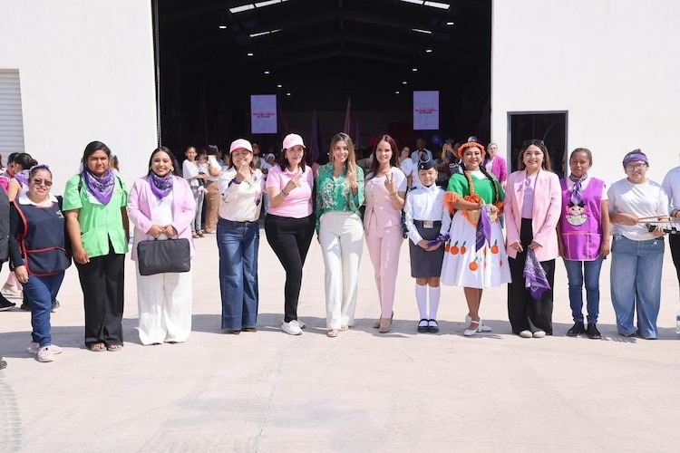 Al centro, la senadora Ruth González Silva.