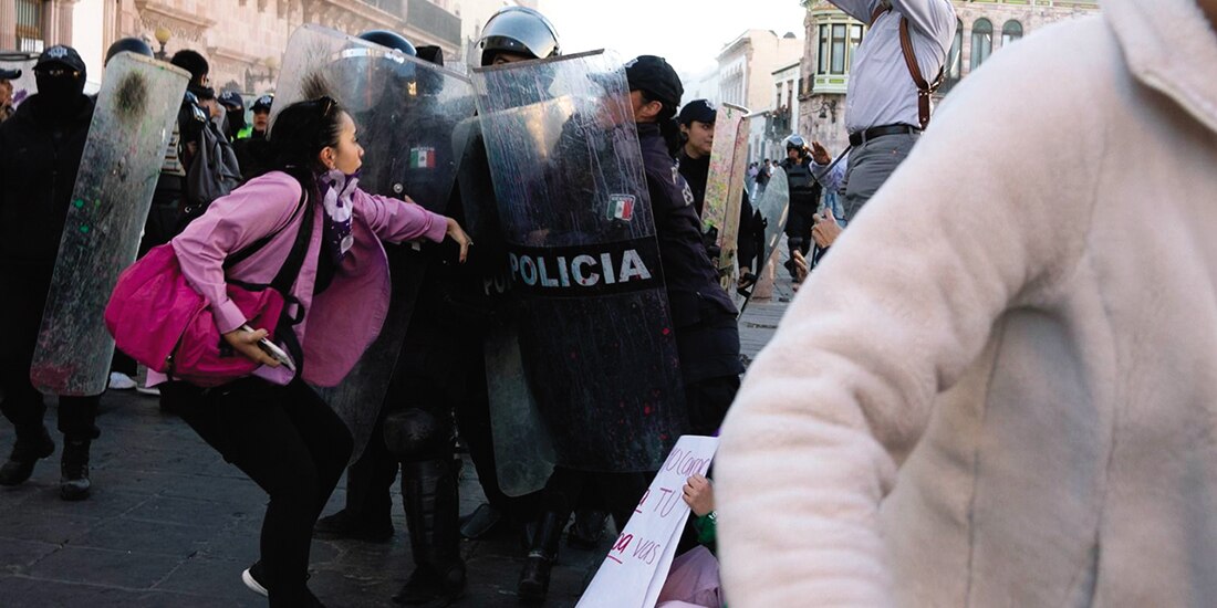 Elementos de la Policía de Zacatecas reprimieron a diversos grupos y colectivos que se manifestaron en la Plaza de Armas, el 8 de marzo de 2024.