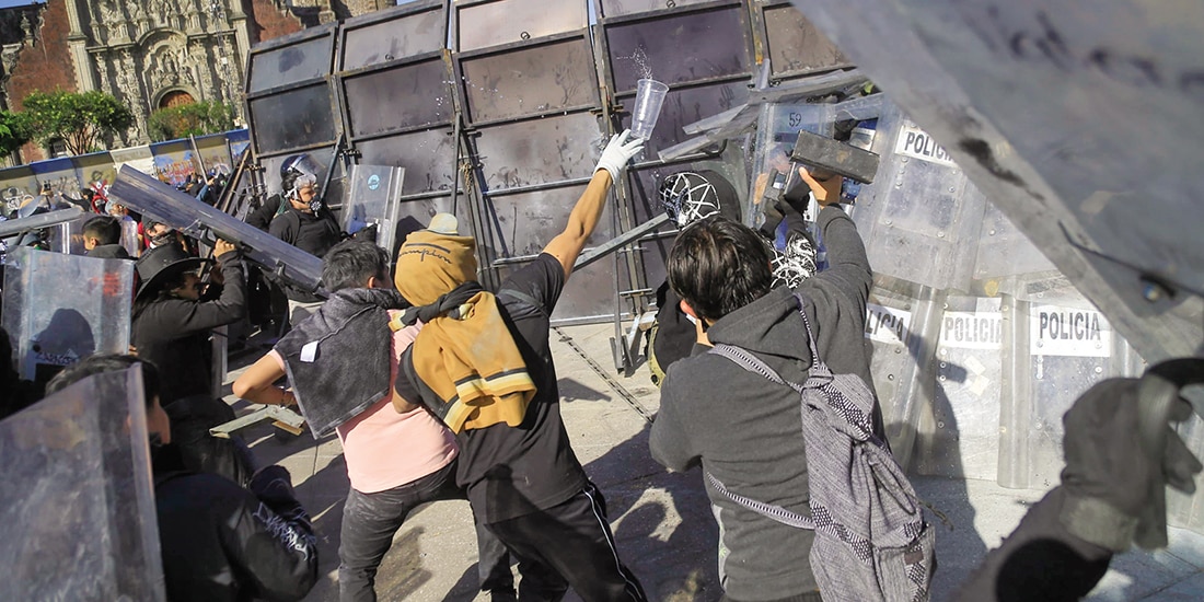 Sujetos embozados atacan a policías, el pasado 15 de noviembre.