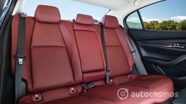 Los asientos y el volante están forrados en piel.