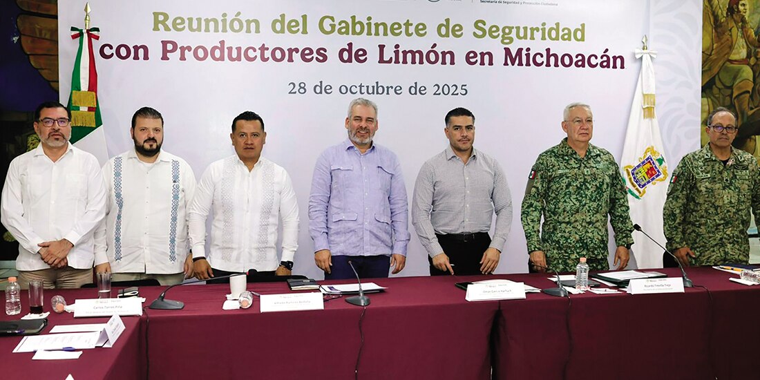 Alfredo Ramírez Bedolla (c.), Omar García Harfuch (3.o de der. a izq.) y Ricardo Trevilla (2.o de der. a izq.), ayer