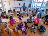 Niñas y niños egresan a clase en Alemania, el 3 de agosto de 2020.