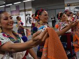 Arman pasarela en el Metro de CDMX para celebrar el orgullo de ser mexicanos.