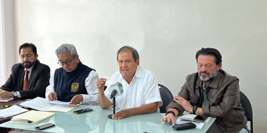 Integrantes del FAU y extrabajadores de LyFC, ayer, en conferencia.