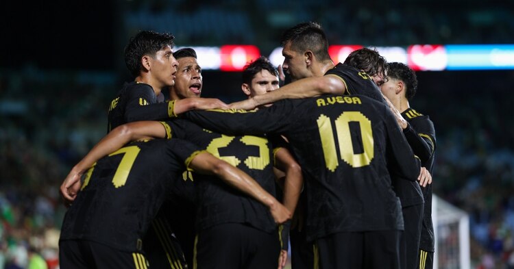 Futbolistas de la Selección Mexicana festejan un gol en su último juego previo a la Copa Oro 2025.
