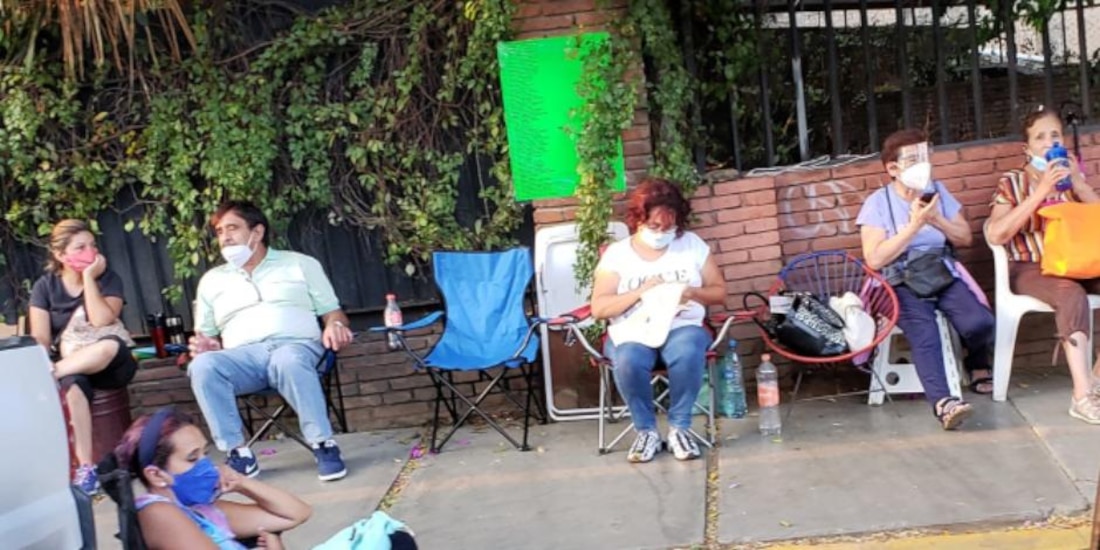 .Desde las 7:00 horas de este martes se registraron filas de decenas de habitantes en los alrededores de los once módulos de aplicación.