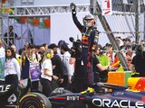 Checo Pérez saluda a los aficionados, ayer, después de acabar tercero en la carrera celebrada en la capital del país.