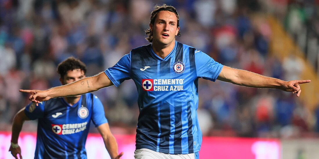 Santiago Giménez celebra un gol de Cruz Azul ante Necaxa en la Fecha 3 de la Liga MX el pasado 6 de agosto.