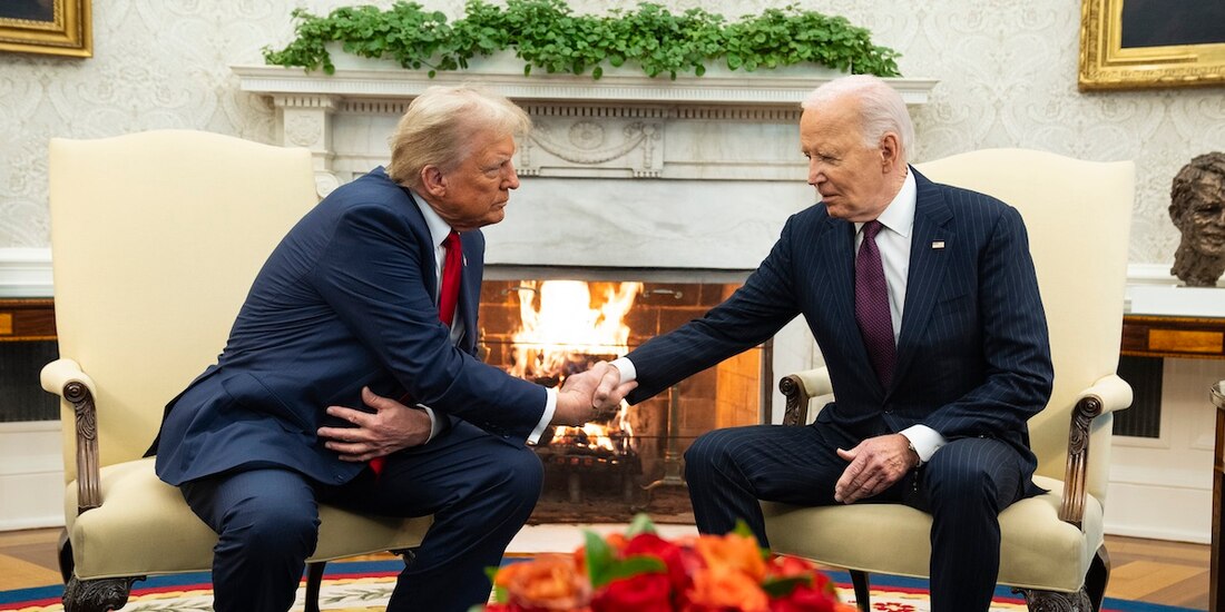 Los presidentes electo de Estados Unidos, Donald Trump, y saliente, Joe Biden, se dan la mano y posan frente a las cámaras previo a una reunión privada en el Despacho Oval en la Casa Blanca, ayer.