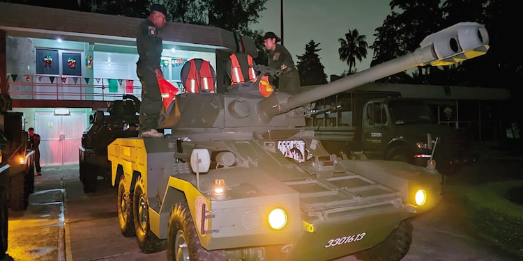 Tropas del Campo Militar 1-A se alistan para marchar al Zócalo, ayer.