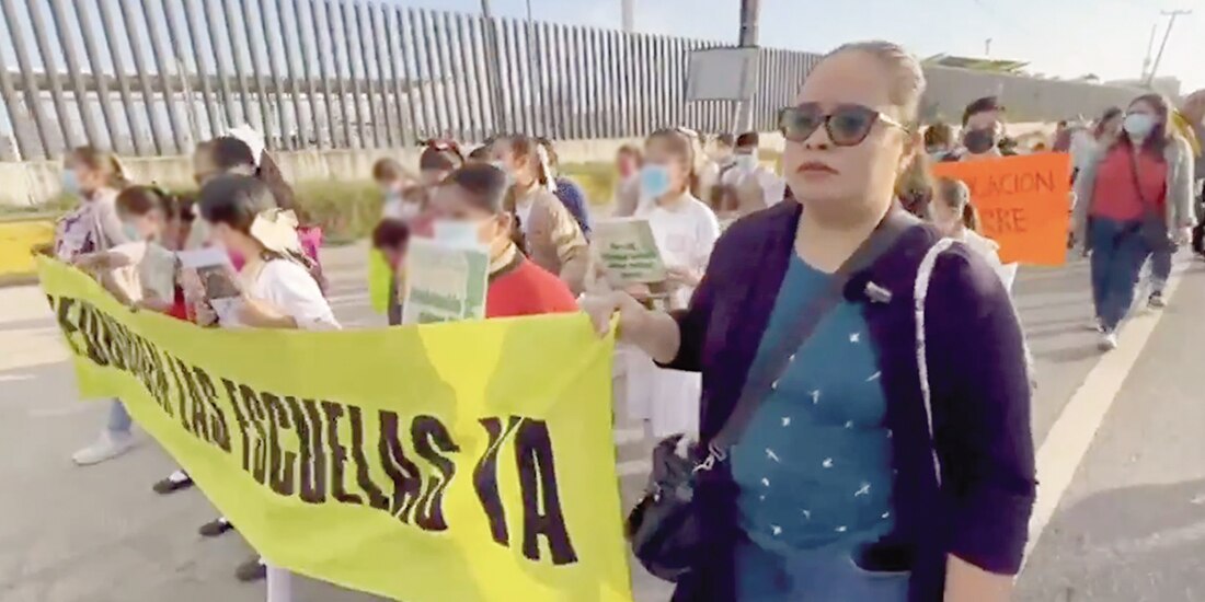Aspecto de la protesta realizada ayer por padres de familia en Paraíso, Tabasco.