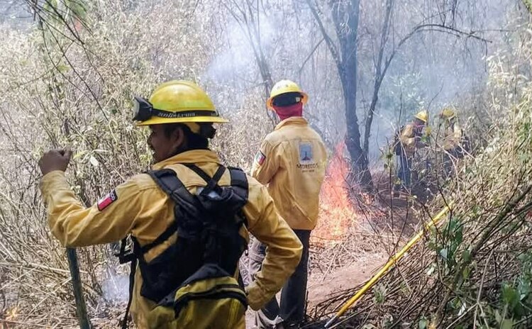 Intensifican labores de extinción por incendio en Tepoztlán.