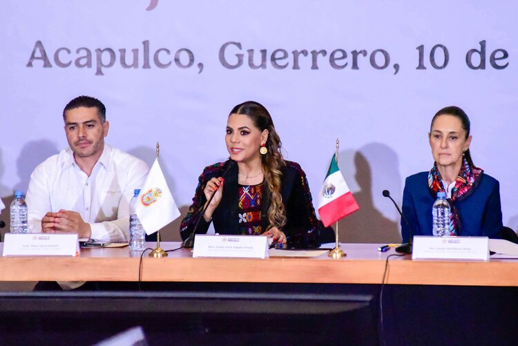 De izq. a der.: el secretario de Seguridad, Omar García Harfuch, la gobernadora de Guerrero, Evelyn Salgado Pineda, y la Presidenta Claudia Sheinbaum, ayer.
