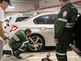 Personal de la corporación ayuda a un automovilista, en foto de archivo.