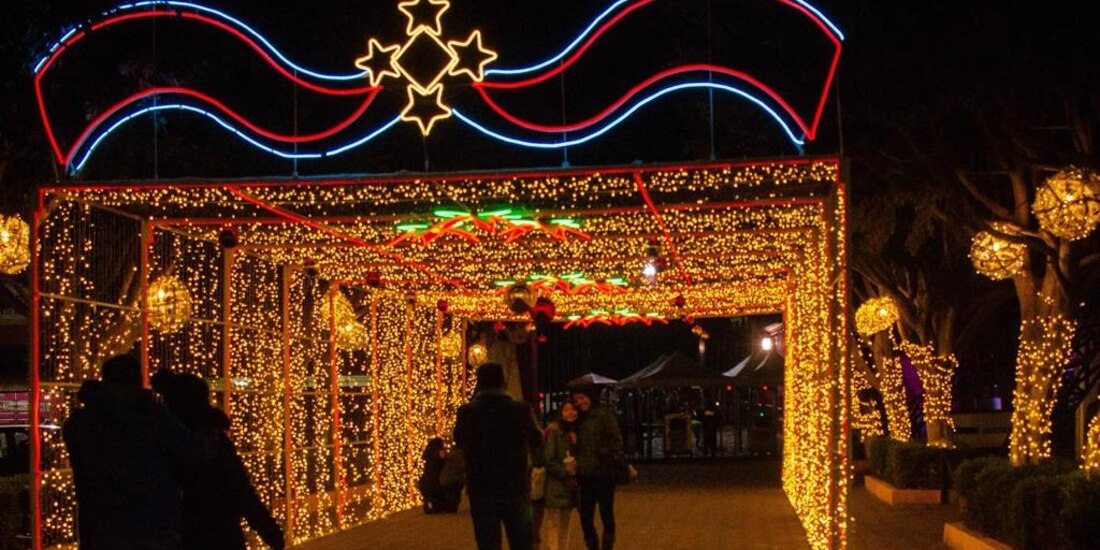 Ciudadanos participan en el tradicional corte de la Rosca Monumental en la "Villa Navideña 2023".