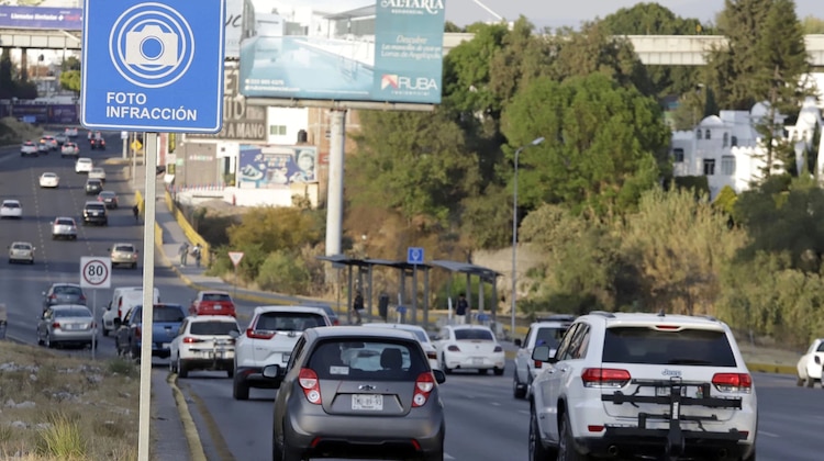 Habrá descuento en fotomultas en Puebla. Foto: ambasmanos.mx