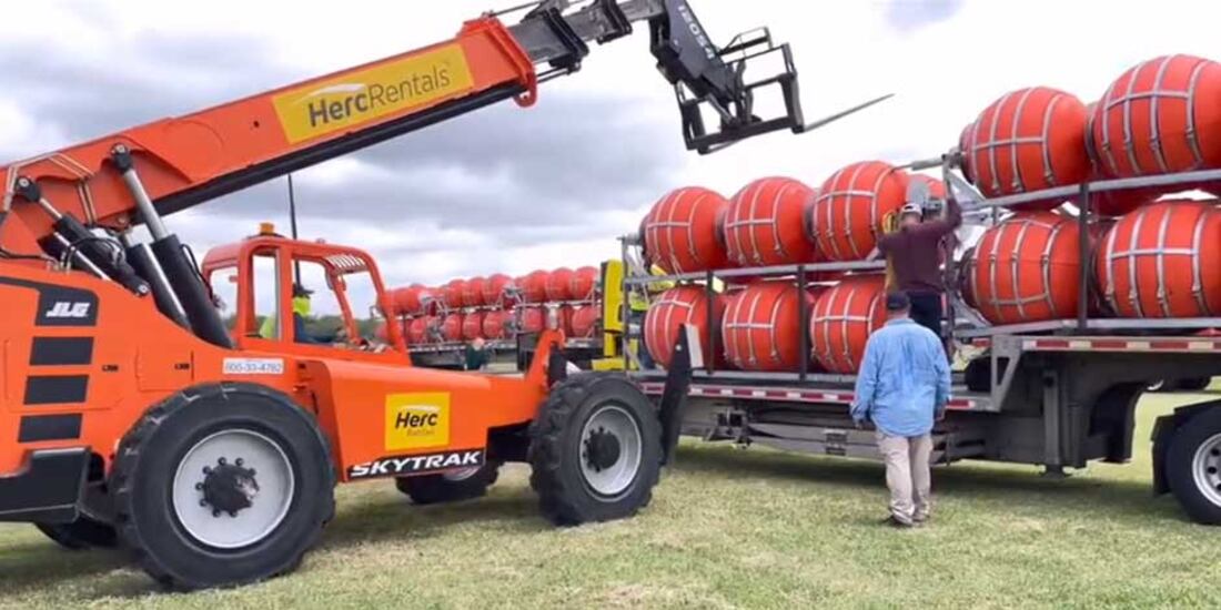 Gobernador de Texas Greg Abbott, inicia instalación del muro flotante fronterizo en Eagle Pass